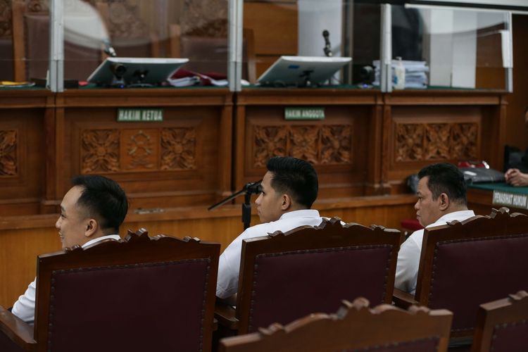 Terdakwa kasus pembunuhan Nofriansyah Yosua Hutabarat, Ricky Rizal, Richard Eliezer, dan Kuat Ma'ruf menunggu menjalani sidang lanjutan di Pengadilan Negeri (PN) Jakarta Selatan, Senin (5/12/2022).