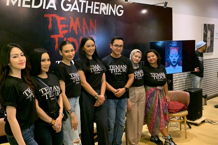 Produser, sutradara dan cast film Teman Tidur menghadiri media gathering rilis Teman Tidur di kawasan Prapanca, Kebayoran Baru, Jakarta Selatan, Jumat (24/2/2023). 