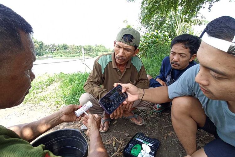 Komunitas nelayan Sekarmulyo bersama aktivis Ecoton melakukan uji kualitas air Sungai Brantas di wilayah Megaluh, Kabupaten Jombang, Jawa Timur, Kamis (30/11/2023).