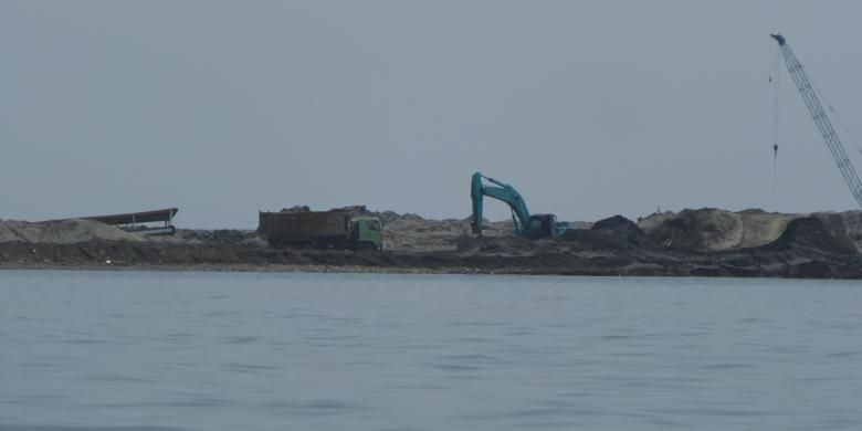 Tampak proses reklamasi Pulau F di pesisir utara Jakarta masih berlangsung pada Rabu (13/7/2016). Pengerjaan salah satu dari belasan pulau untuk reklamasi, Pulau G, dihentikan oleh Menko Maritim dan Sumber Daya Rizal Ramli karena ditemukan banyak pelanggaran.