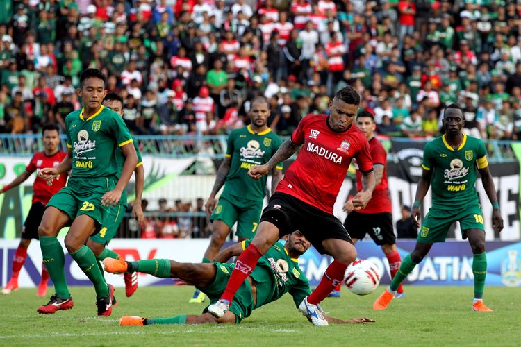 Pemain Madura United Alberto Goncalves menyumbang 1 gol saat lanjutan babak penyisihan Grup A Piala Gubernur Jatim 2020 melawan Persebaya Surabaya yang berakhir dengan skor 2-4 di Stadion Gelora Bangkalan, Jawa Timur, Jumat (14/02/2020) sore. 