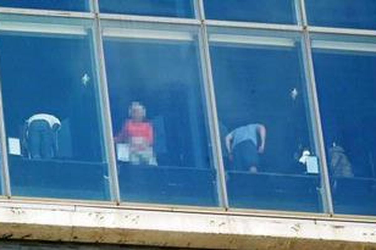 Jendela setinggi tiga meter dari atap hingga lantai membuat mereka bak etalase yang dapat 