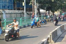 Dorong Motor Seolah Mogok, Akal-akalan Pengendara di Pasar Minggu agar Tak Ditilang Polisi