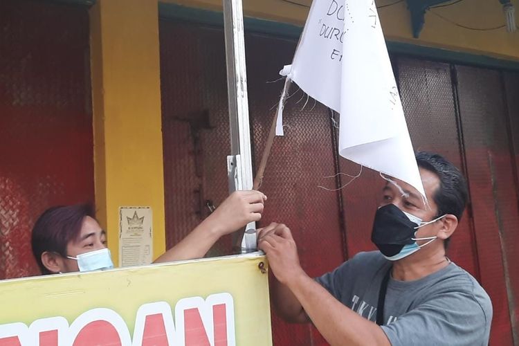 Pedagang kaki lima di Jalan Ahmad Yani, Kota Tegal memasang bendera putih, Selasa (27/7/2021) sore. 