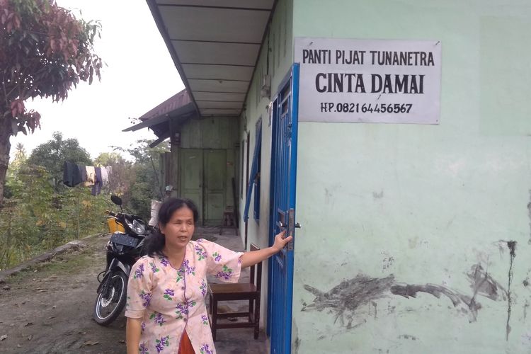 Foto: Aditisa Waruwu (47) di rumah kontrakannya sekaligus lokasi Panti Pijat miliknya di Jalan Medan, Kecamatan Siantar Martoba Kota Pematangsiantar, Sabtu 14 November 2020.