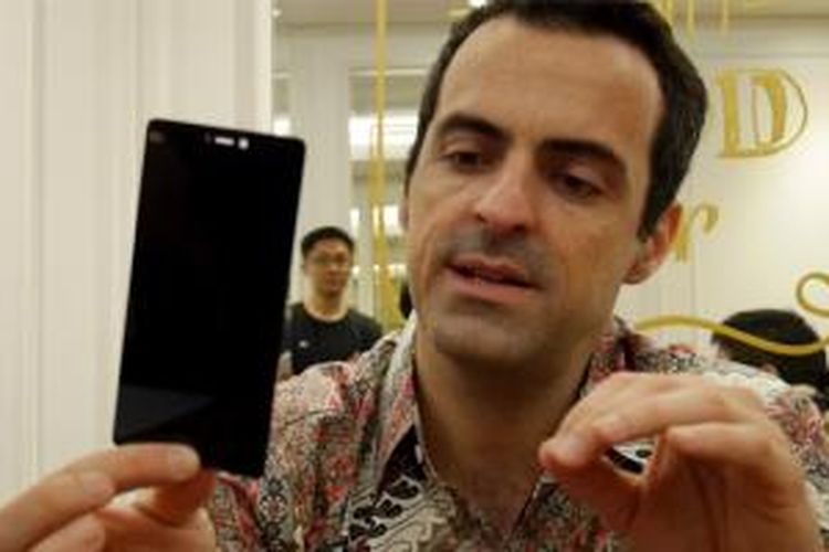 Vice President Xiaomi Global Hugo Barra menunjukkan komponen layar ponsel Mi4i
