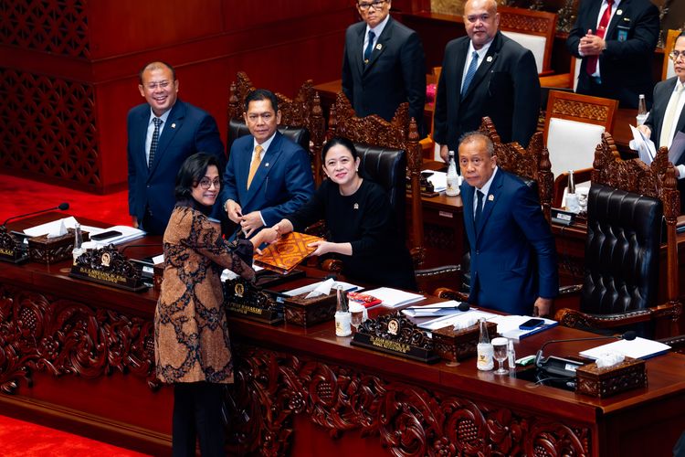 Ketua DPR RI Puan Maharani saat Rapat Paripurna DPR RI ke-18 dengan agenda Penyampaian Pemerintah terhadap Kerangka Ekonomi Makro dan Pokok-Pokok Kebijakan Fiskal RAPBN Tahun Anggaran 2026, Senayan, Jakarta, Selasa (20/5/2025). 