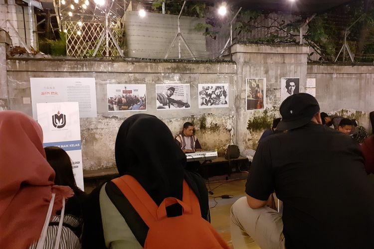 Foto Wage Rudolf Supratman menghiasi M Bloc Space di kawasan Kebayoran Baru, Jakarta Selatan, Senin (9/3/2020).