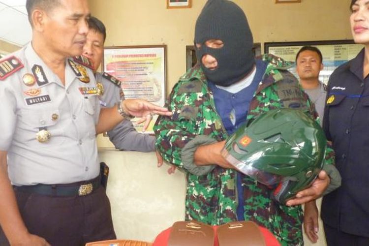 Budiyanto (47), warga RT 07/ RW 07 Kelurahan Baran, Kecamatan   Ambarawa, Kabupaten Semarang menggunakan atribut TNI AD untuk melancarkan aksi   pencurian.