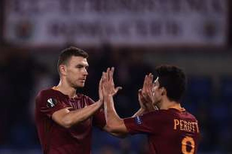 Striker AS Roma, Edin Dzeko (kiri), merayakan gol ke gawang Viktoria Plzen bersama rekan setimnya, Diego Perotti, dalam laga Liga Europa di Stadion Olimpico, 24 November 2016.