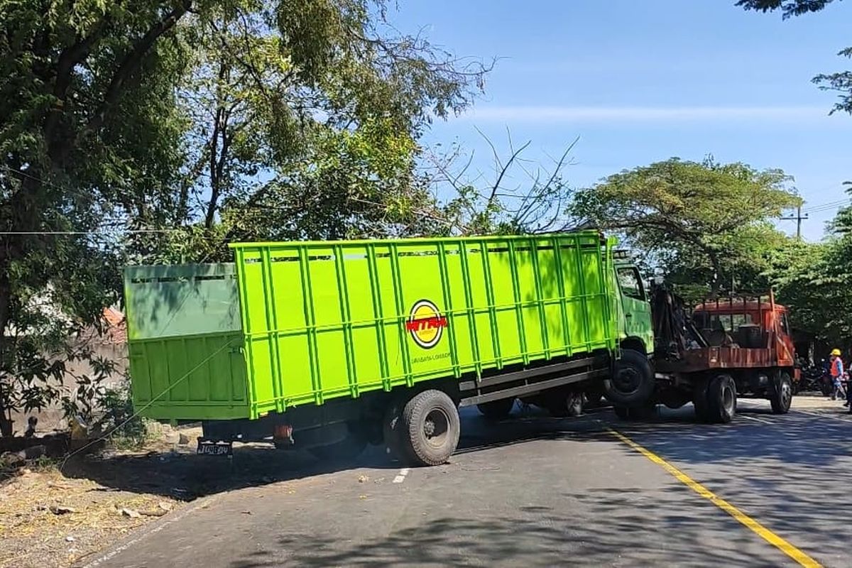 Sebuah truk menabrak pengendara motor hingga terseret ke selokan di jalur pantura Pasuruan, Jawa Timur, (22/07/2025) 