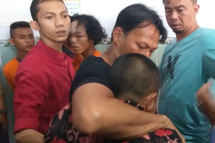 Seorang keluarga korban diamankan polisi lantaran mencoba menonjok salah seorang pelaku pembunuhan sadis ketika berada diruang kamar jenazah RS Bhayangkara Palembang, Rabu (23/1/2019).