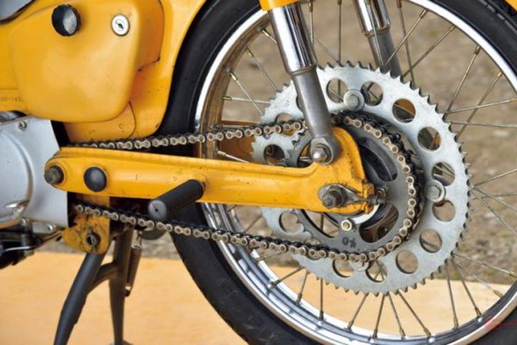 Motor bebek trail lawas Honda dengan fitur dual rear sprocket