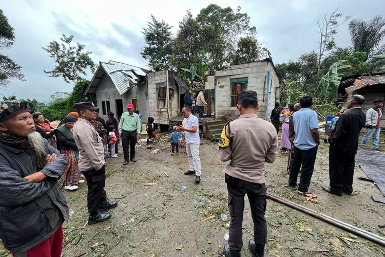 Polisi saat melakukan olah TKP bencana angin puting beliung, di Desa Parhorboan, Kecamatan Pagaran, Kabupaten Tapanuli Utara (Taput), Selasa (5/12/2023). Kejadian itu menyebabkan 4 rumah rusak, 1 warga meninggal dunia dan 1 luka-luka.