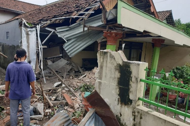 Kondisi rumah warga Trowulan, Kabupaten Mojokerto, Jawa Timur, rusak parah akibat tertabrak truk trailer di dalan raya Jombang - Surabaya, Senin (7/12/2020).
