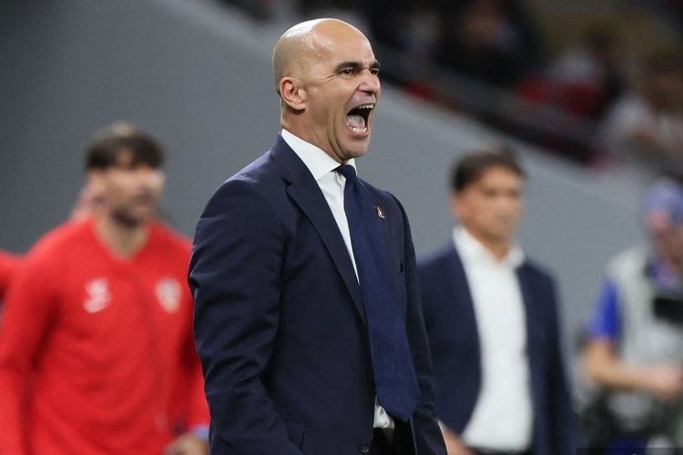 Roberto Martinez kala memberikan instruksi kepada pemain timnas Belgia dalam ajang Piala Dunia 2022. Roberto Martinez kini telah resmi diperkenalkan sebagai pelatih baru Portugal, menggantikan Fernando Santos. (Photo by JACK GUEZ / AFP)