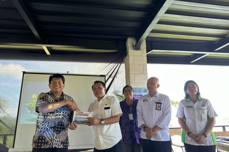 Direktur Eksekutif IESR Fabby Tumiwa (paling kiri) memberikan salinan Studi Peta Jalan Nusa Penida 100% Energi Terbarukan kepada Asisten 1 Pemerintahan dan Kesra Sekretaris Daerah Provinsi Bali  I Dewa Gede Mahendra Putra, Rabu (6/3/2024).