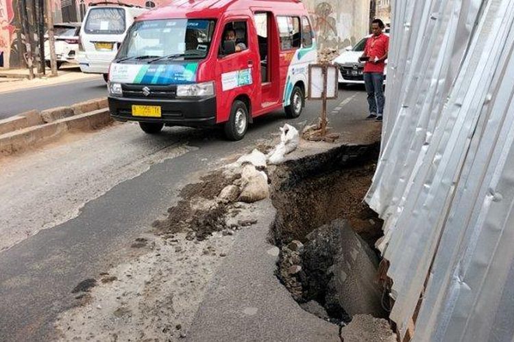 Proyek galian saluran air di Jalan Ciledug Raya, tepatnya di depan Kampus BSI, Ulujami, Pesanggrahan, Jakarta Selatan, mengakibatkan jalan ambles, Selasa (27/9/2022). (TribunJakarta.com/Annas Furqon Hakim)