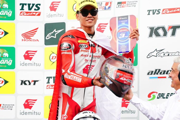 Pembalap Astra Honda Racing Team, Herjun Atna Firdaus, meraih podium ketiga pada balapan pertama Asia Road Racing Championship (ARRC) Buriram di kelas Asia Production (AP) 250 pada Sabtu (16/3/2024).