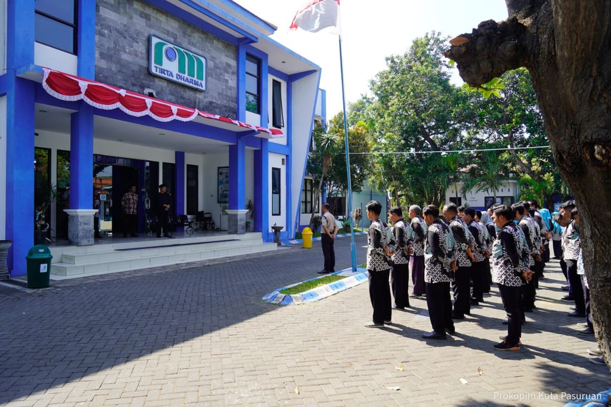 Kantor PDAM Kota Pasuruan di jalan Airlangga Nomor 4 Kecamatan Purworejo Kota Pasuruan 