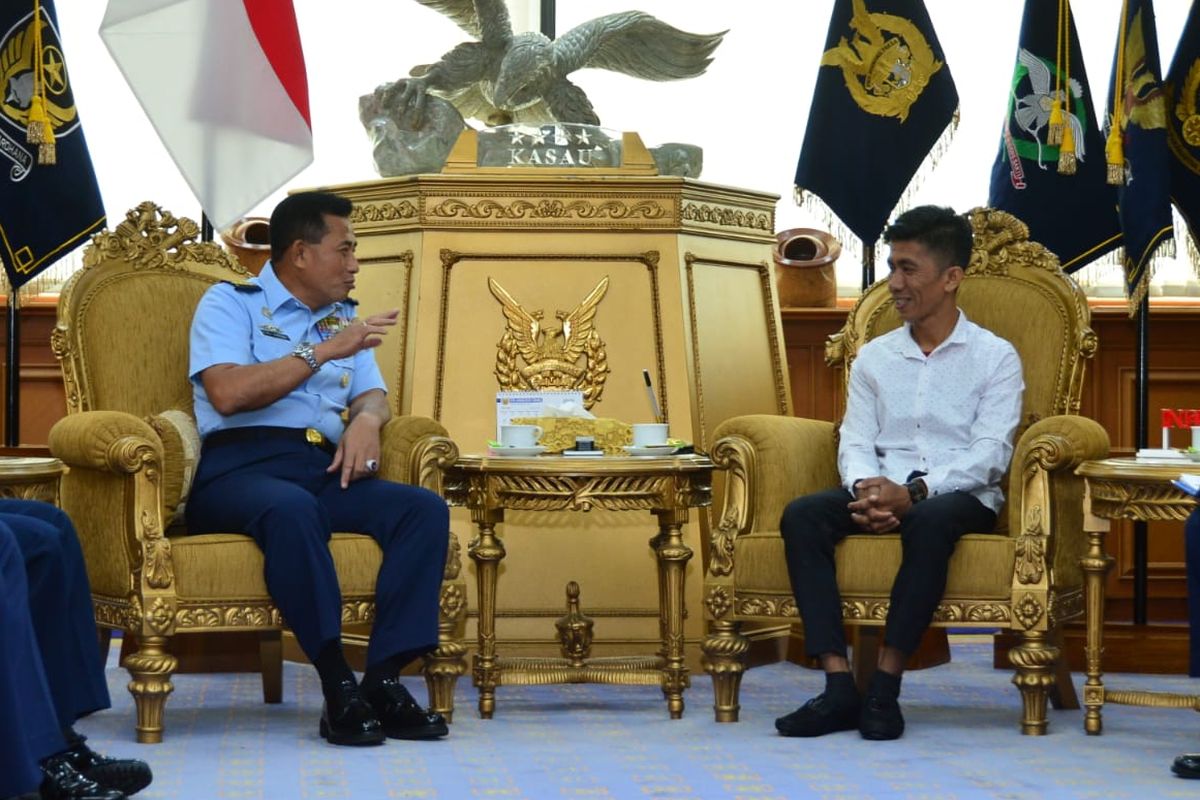 KSAU Marsekal TNI Yuyu Sutisna berbincang dengan Chaerul di Mabesau, Jakarta Timur, Selasa (21/1/2020).