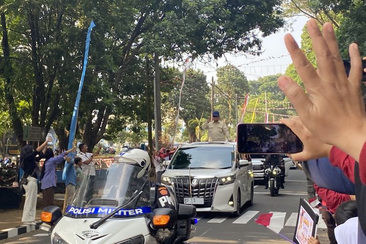 Kemeriahan Pelajar dan Emak-emak Sambut Kedatangan Prabowo di Malang