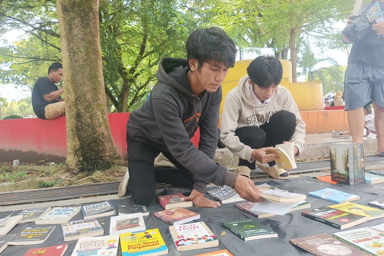 Luqman Si Kuli Bangunan Punya Mimpi Besar: Melawan Kebodohan dengan Buku!
