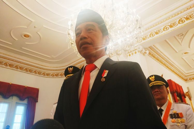 Presiden Joko Widodo saat memberikan keterangan pers di Istana Negara, Senin (10/10/2022).