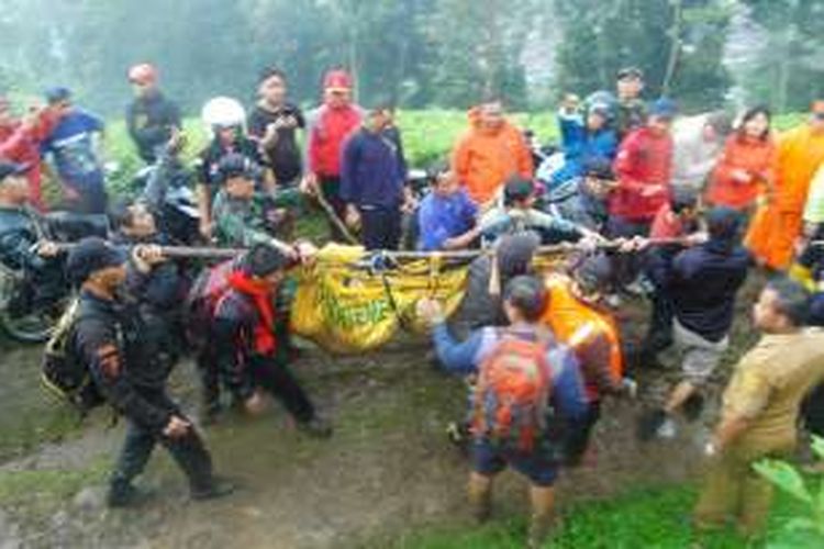 Tim SAR gabungan melakukan proses evakuasi terhadap korban meninggal di kawasan Gunung Mas, Puncak, Bogor, Jawa Barat, Selasa (6/12/2014).