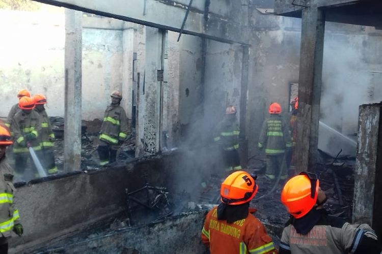 Petugas tengah memadamkan api yang terbakar di Kantor Paskibraka Kota Bandung.