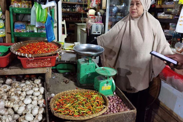 Salah seorang penjual cabai di pasar sentral Inhutani Nunukan Kaltara, Rohani. Ia menjual cabai mahal karena pasokan minim dan kapal Sulawesi belum masuk Nunukan sejak Idul Adha