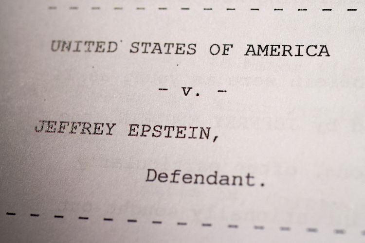 Tampilan dokumen Epstein, yaitu file berisi kasus-kasus pelaku perdagangan seks Jeffrey Epstein, saat dirilis Departemen Kehakiman Amerika Serikat di Washington DC, 19 Desember 2025.