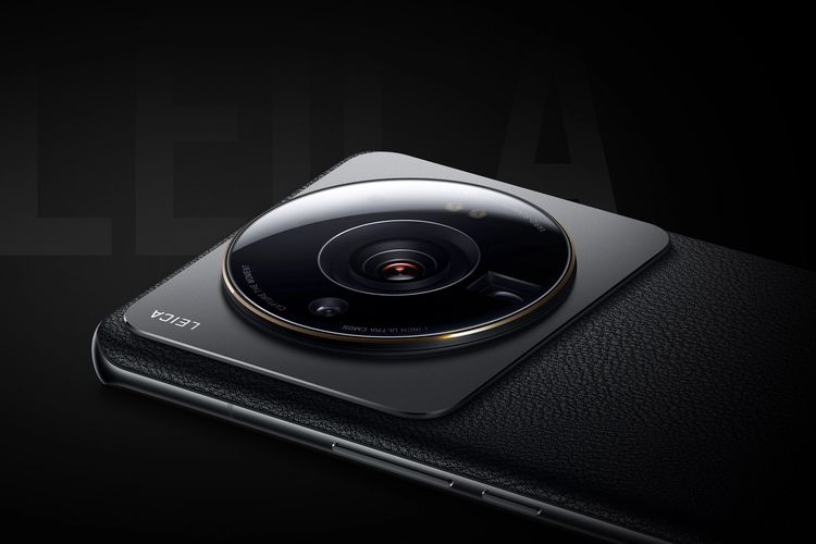 Modul kamera Xiaomi 12S memiliki bentuk bulat sempurna dan dihuni oleh tiga lensa kamera yang disusun secara melingkar.