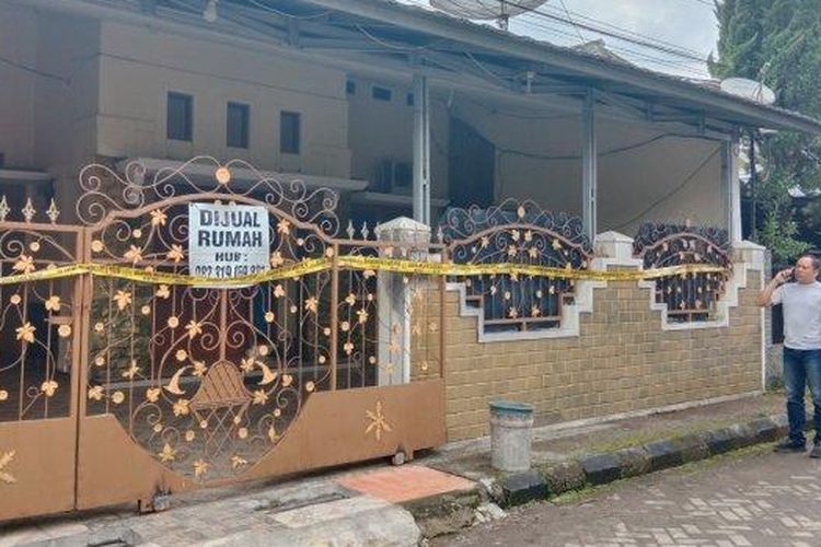 Kondisi rumah di Anggrek Regency Sumedang dipasangi garis Polisi, Kamis (6/1/2022)  