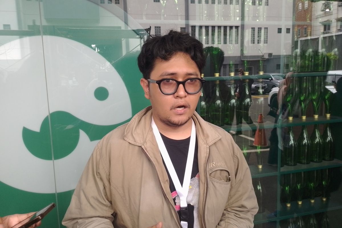 Sekretaris Jenderal (Sekjen) Pekerja PT SPMTN, Icad menjelaskan soal aksi damai di halaman depan kantor eFishery di Jalan Malabar, Kota Bandung, Jawa Barat, Kamis (23/1/2025).