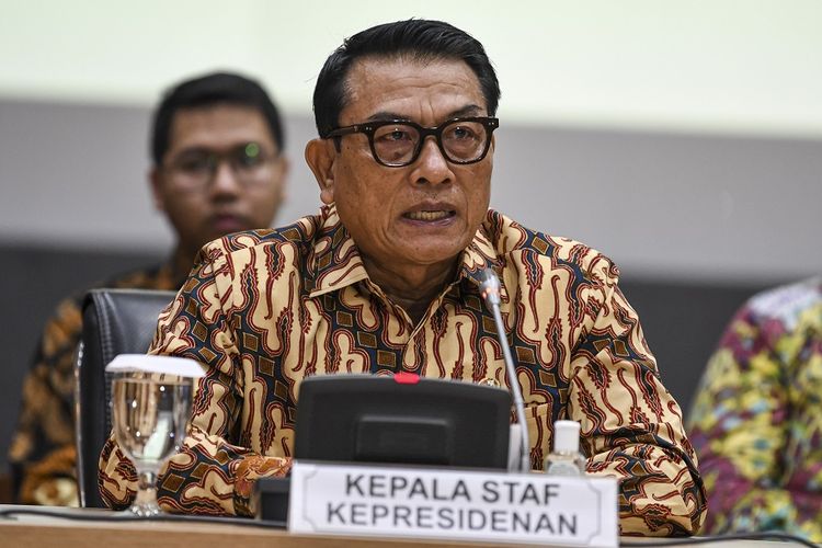 Kepala Staf Kepresidenan Moeldoko memberikan keterangan kepada wartawan terkait peluncuran situs resmi Kartu Prakerja di kantor Kemenko Perekonomian, Jakarta, Jumat (20/3/2020). Pemerintah resmi meluncurkan situs Kartu Prakerja yang diharapkan dapat membantu tenaga kerja yang terdampak COVID-19 untuk meningkatkan keterampilan melalu berbagai jenis pelatihan secara daring yang dapat dipilih sesuai minat masing-masing pekerja. ANTARA FOTO/Nova Wahyudi/pd
