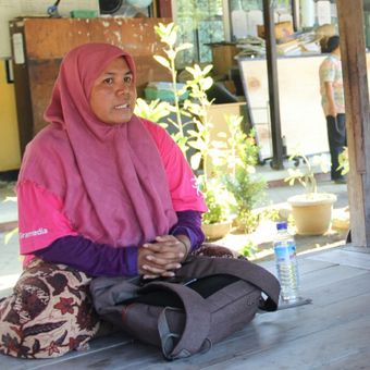 Nursyda Syam, pegiat literasi asal Tanjung, Lombok Utara, Nusa Tenggara Barat, melakukan aksi jalan kaki sejauh 60 km di Kabupaten Lombok Utara untuk mengkampanyekan gerakan literasi bersama timnya yang terdiri dari 15 orang dan didominasi oleh kalangan remaja. 