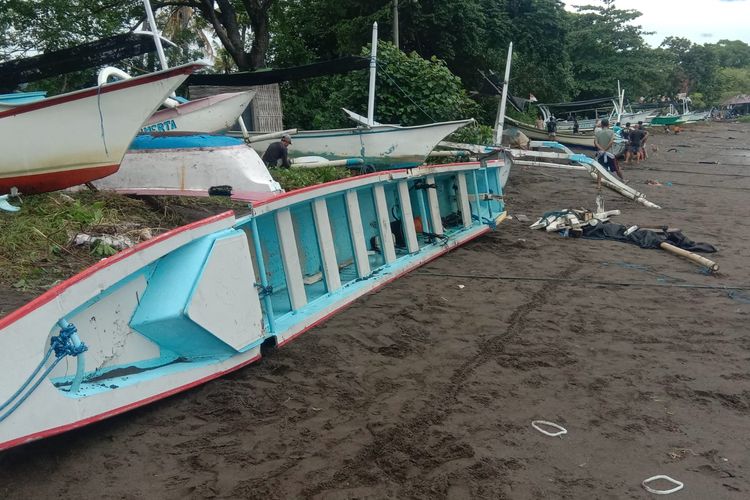 Perahu milik nelayan Desa Kalibukbuk, Kecamatan Buleleng, Kabupaten Buleleng, Provinsi Bali, rusak diterjang gelombang tinggi, Sabtu (24/12/2022).