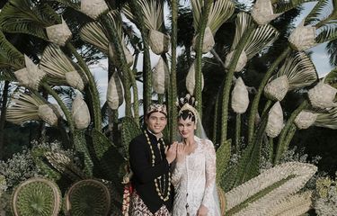 Dekorasi pernikahan Luna Maya dan Maxime Bouttier sukses menarik perhatian dan mendapat pujian publik karena memilih dekorasi bernuansa alam yang unik, elegan, dan istimewa dengan nuansa putih dan hijau. 