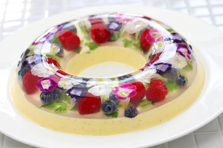 Ilustrasi pudding dengan isian berupa buah dan edible flower