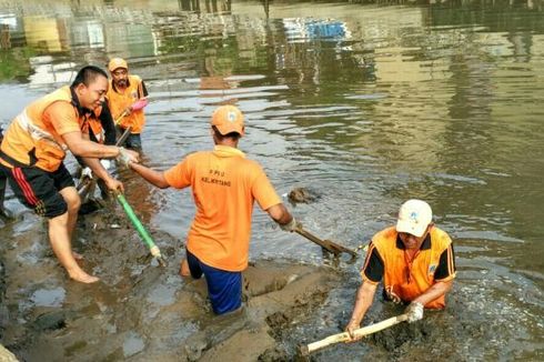 4.025 Pasukan Oranye Menjaga Kebersihan Sungai di Jakarta