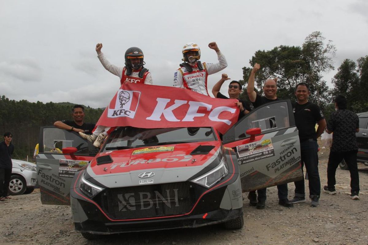 Sean Gelael yang berpasangan dengan co-driver Hugo Malgahaes (Portugal) mengendarai Hyundai i20 Rally2