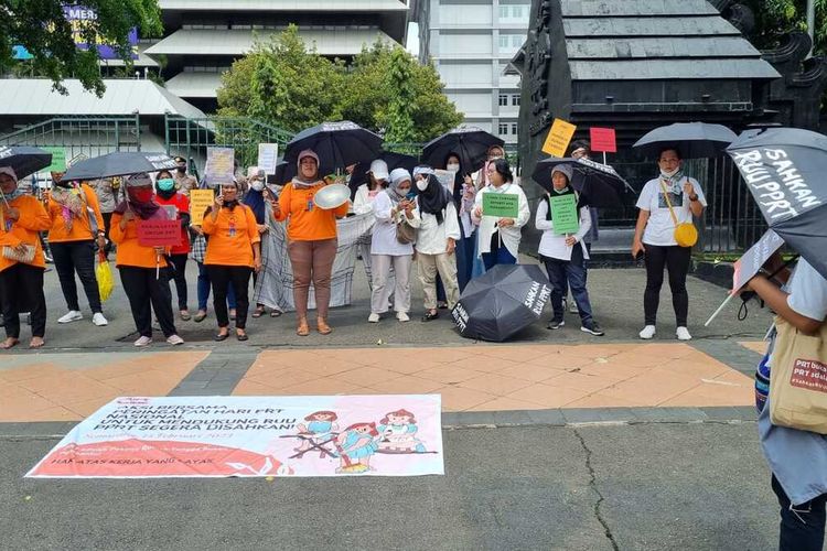 Belasan pekerja rumah tangga menggelar aksi unjuk rasa di depan kantor DPRD Jateng untuk menuntut Ketua DPR RI segera mengesahkan RUU PPRT, Rabu (15/2/2023).