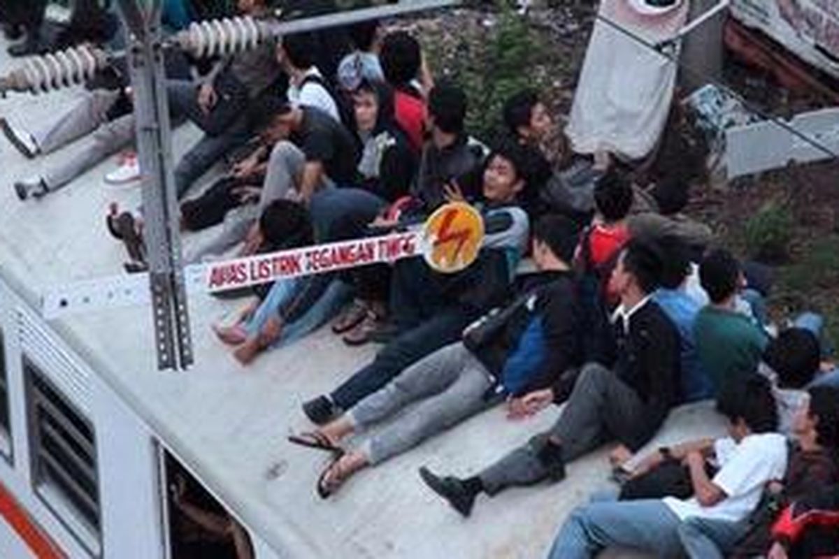 Ilustrasi: Penumpang Kereta Rel Listrik Ekonomi jurusan Jakarta-Bogor di atap KRL.