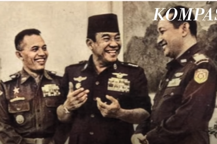 Dari kiri ke kanan: Jenderal AH Nasution, Soekarno, dan Soeharto.