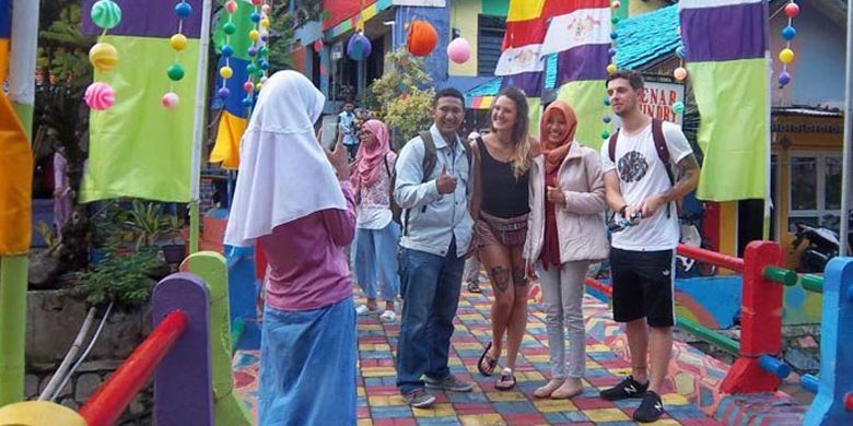 Francessa sedang berfoto bersama dengan pengunjung lain di Kampung Pelangi, Kota Semarang, Jawa Tengah, Selasa (27/2/2017. 