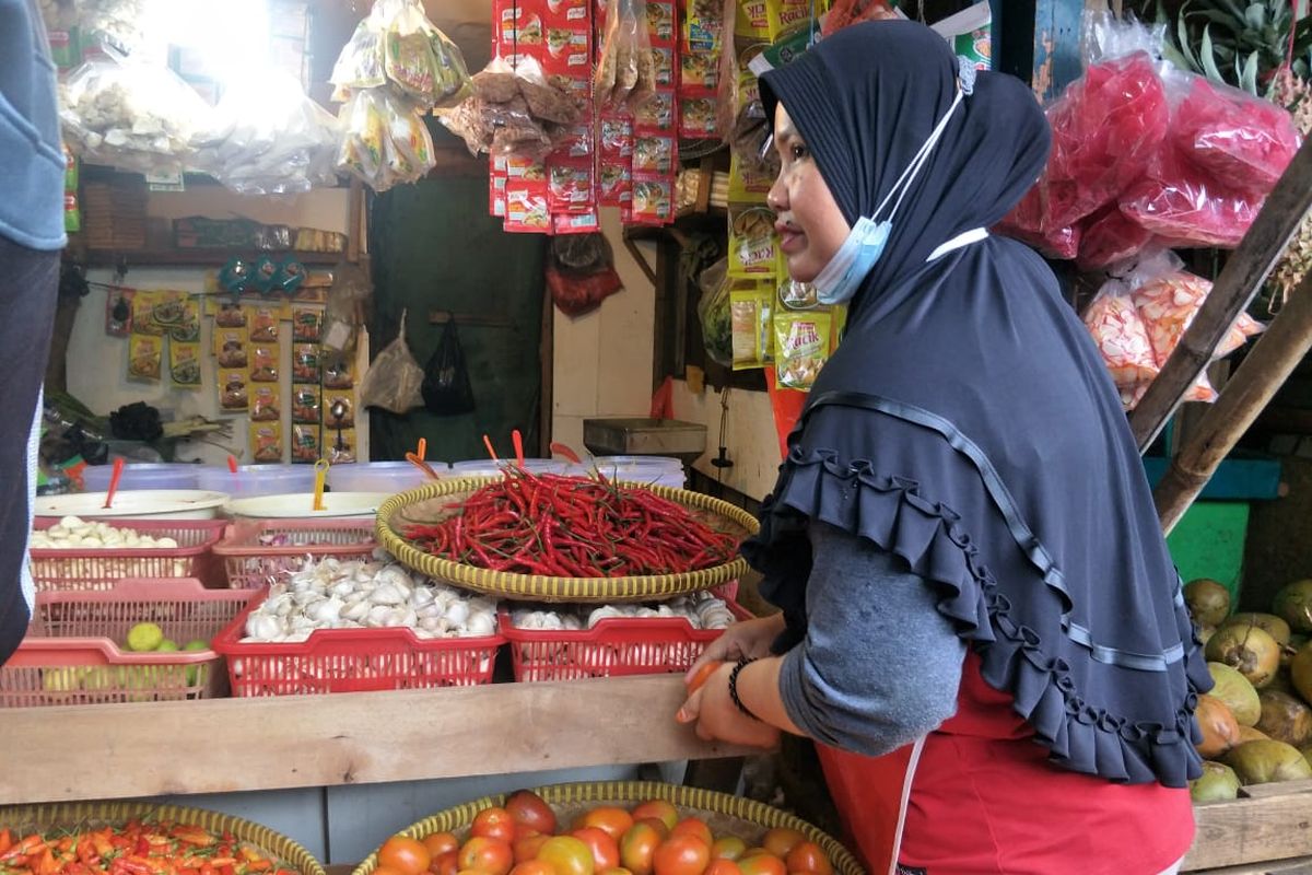 Wiwit, Pedagang cabai di Pasar Rawa Badak, Koja, Jakarta Utara keluhkan harga cabai rawit yang melonjak hingga tembus Rp 100.000 per kilogram, Jumat (8/1/2021)..