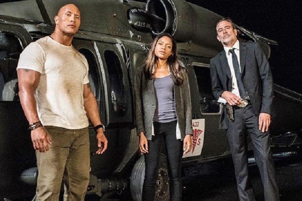 Dwayne Johnson, Naomie Harris, dan Jeffrey Dean Morgan dalam film Rampage.