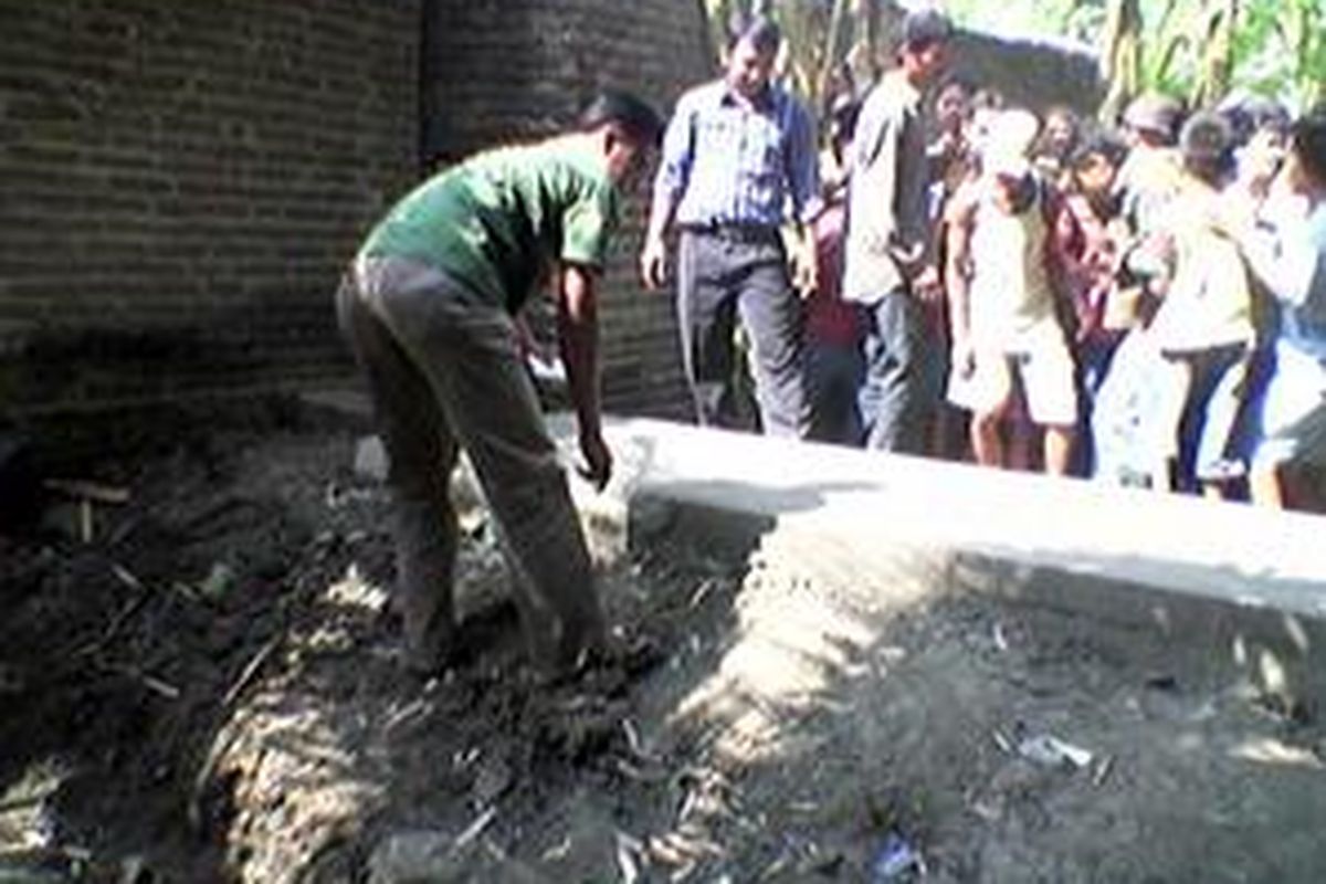 Sebagian beton penutup septic tank di belakang rumah orangtua Very Idam Henyansyah alias Ryan (30) di Tembalang, Jombang, Jawa Timur, terlihat baru. Diduga, Ryan juga mengubur korbannya di lobang penampung kotoran itu.