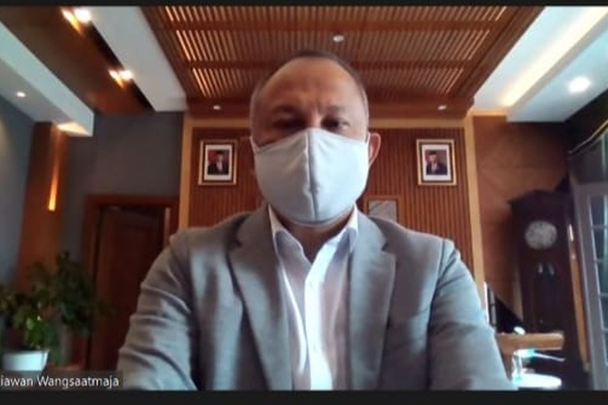 Sekretaris Daerah (Sekda) Jabar Setiawan Wangsaatmaja saat menyimak penyampaian hasil Piloting Project IM-NKK dan menerima sertifikat penghargaan via konferensi video dari Gedung Sate, Kota Bandung, Rabu (29/12/2021).